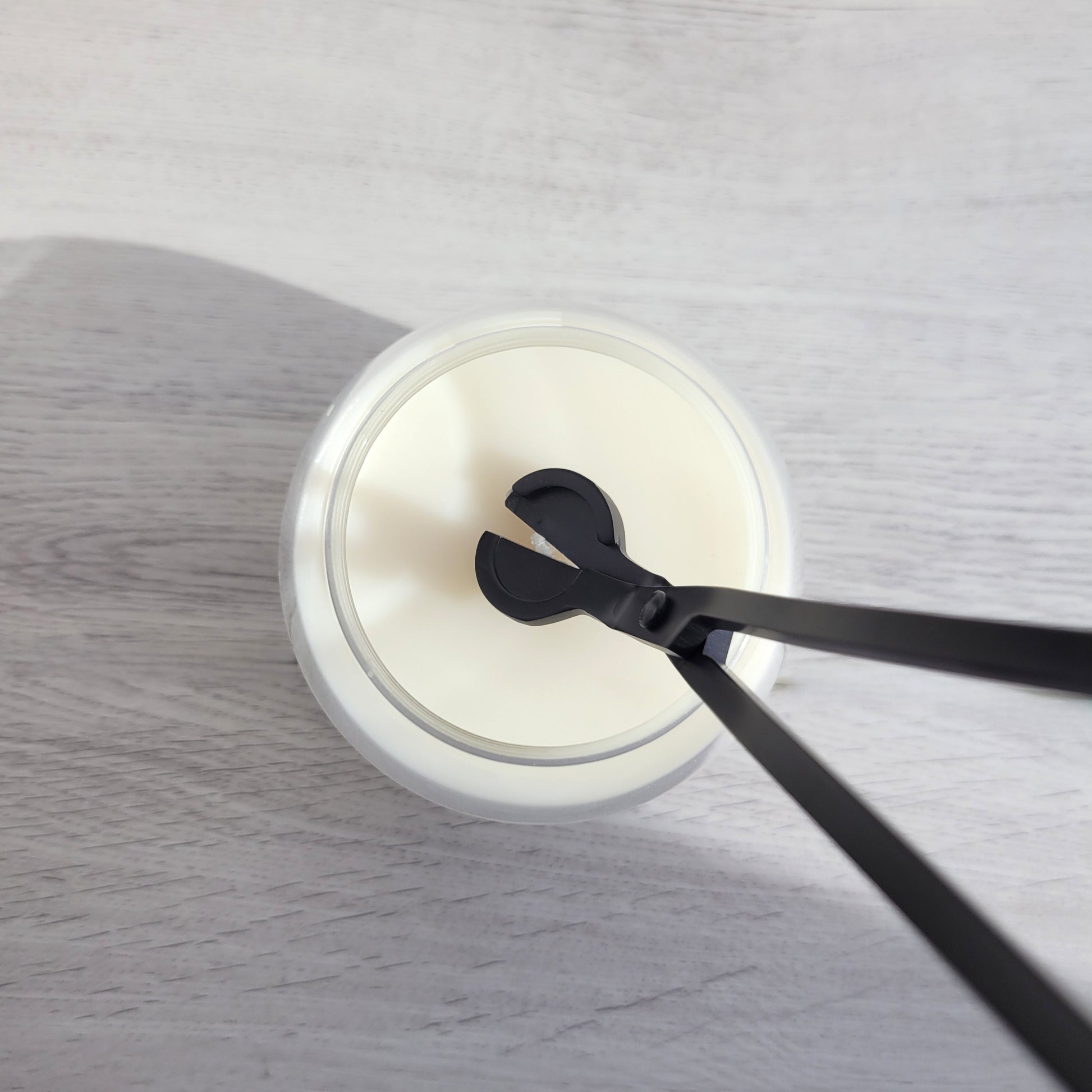 Wick trimmer trimming candle wick